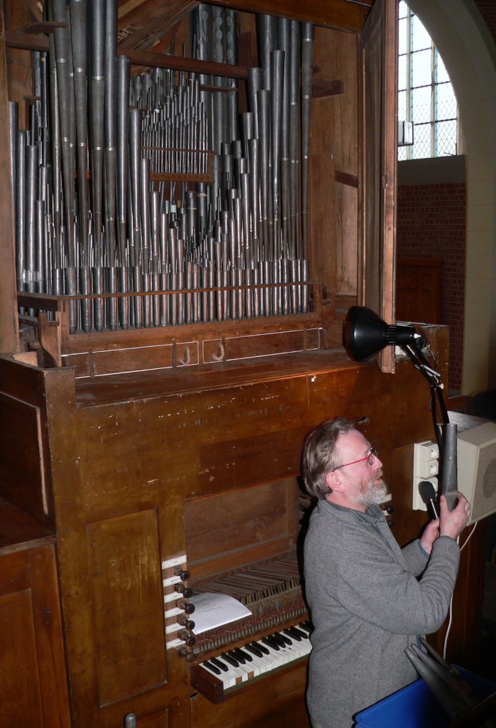 Stan Arnauts toont een orgelpijp.