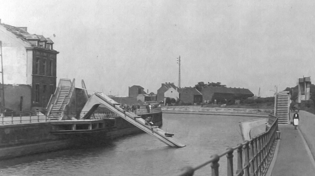 De opgeblazen 'Waggelbrug' over het kanaal kort na 17 mei 1940 (detail foto, collectie Georges Devos)